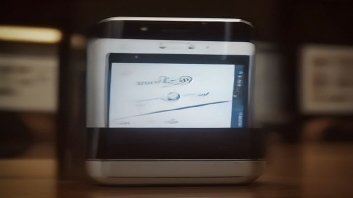 Teléfono móvil con la app de WhatsApp Business abierta y un catálogo de productos